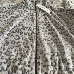 Chaqueta animal print blanco y gris oscuro
